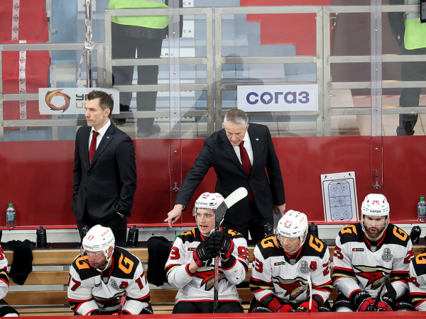 
        Решающий гол Белоусова за минуту до сирены. «Авангард» уступил «Автомобилисту» в третьем матче серии
      