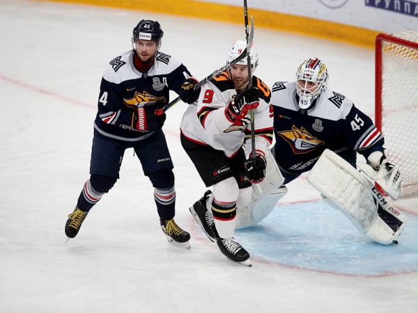 
        «Сухарь» Грубеца и три гола! «Авангард» победил «Металлург» в третьем матче серии
      