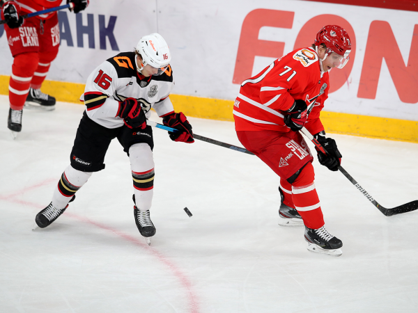 
        «У нас было много моментов, не удавалось их реализовать». Хохлачёв и Хартли после третьего матча серии с «Автомобилистом»
      