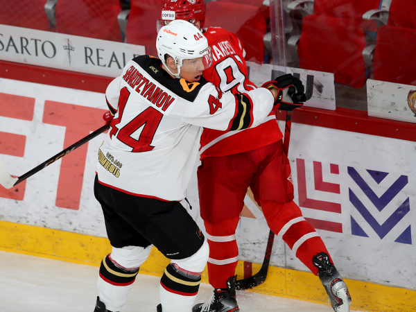 
        Решающий гол Белоусова за минуту до сирены. «Авангард» уступил «Автомобилисту» в третьем матче серии
      