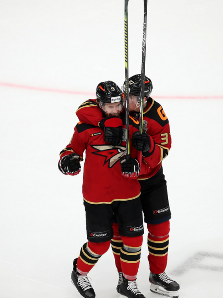 Хет-трик Найта выводит вперёд в серии! «Авангард» всухую победил «Магнитку» в пятом матче
Хет-трик Найта выводит вперёд в серии! «Авангард» всухую победил «Магнитку» в пятом матче