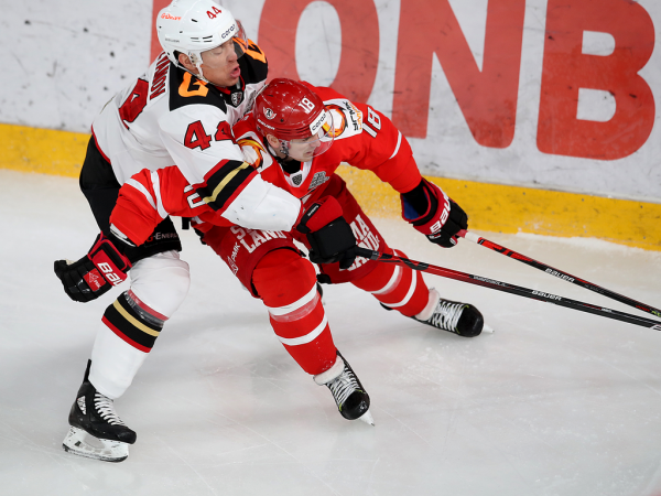 
        Решающий гол Белоусова за минуту до сирены. «Авангард» уступил «Автомобилисту» в третьем матче серии
      