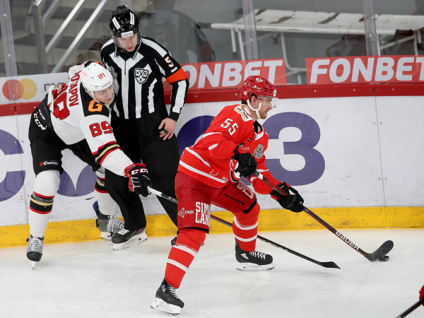 
        «У нас было много моментов, не удавалось их реализовать». Хохлачёв и Хартли после третьего матча серии с «Автомобилистом»
      