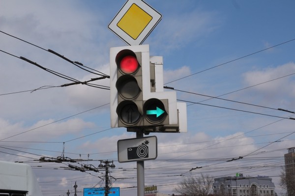 На светофоре у «Кристалла» сняли секцию правого поворота
На светофоре у «Кристалла» сняли секцию правого поворота