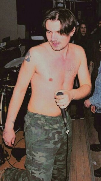 Поэт и музыкант Виталий Бирюков: "Хочется оставить что-то после себя. Хотя бы немного пожить после смерти" Поэт и музыкант Виталий Бирюков: "Хочется оставить что-то после себя. Хотя бы немного пожить после смерти"