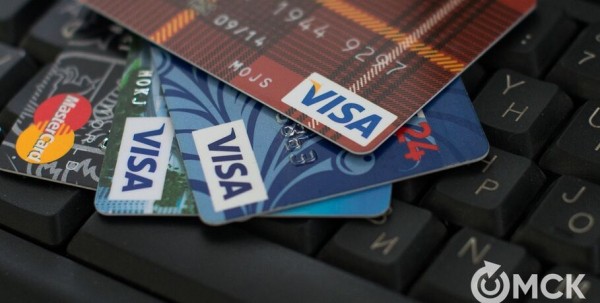 Омичи всё реже расплачиваются в магазинах наличкой