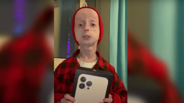 Визжала от восторга: Юлия Барановская подарила iPhone13 стареющей 12-летней школьнице из Новосибирска