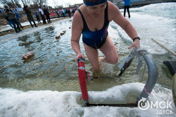 Омские "Моржи" совершили праздничный заплыв Омские "Моржи" совершили праздничный заплыв
