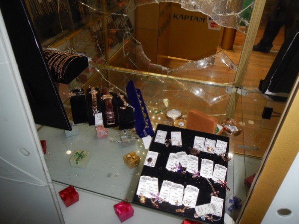 
									В Омске грабитель, сбегая с места преступления, потерял кроссовки   [ФОТО]  