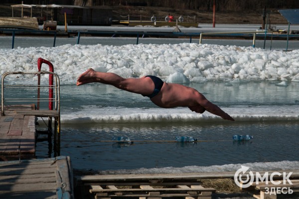Омские "Моржи" совершили праздничный заплыв Омские "Моржи" совершили праздничный заплыв