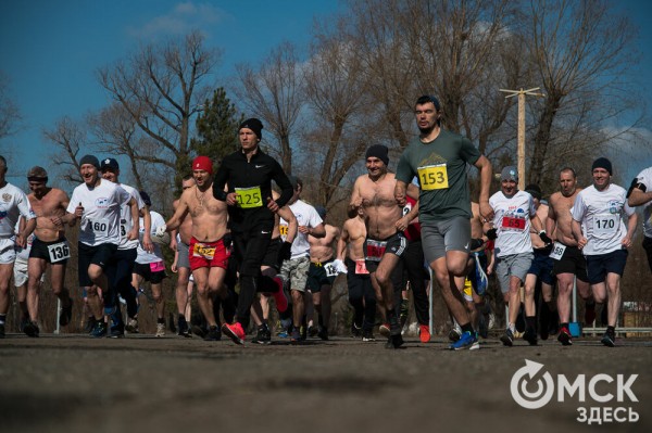 Омские "Моржи" совершили праздничный заплыв Омские "Моржи" совершили праздничный заплыв