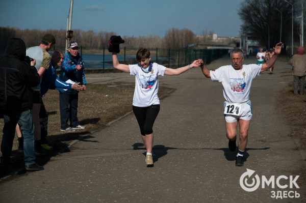 Омские "Моржи" совершили праздничный заплыв Омские "Моржи" совершили праздничный заплыв