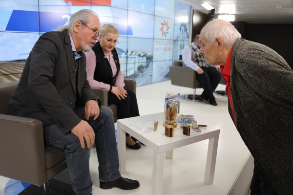 Омский левша представил книгу-птицу из дерева, которую доводил до совершенства несколько лет