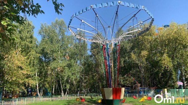 Молодая мать вылетела из аттракциона «Вихрь» на асфальт в омском парке имени 30-летия ВЛКСМ