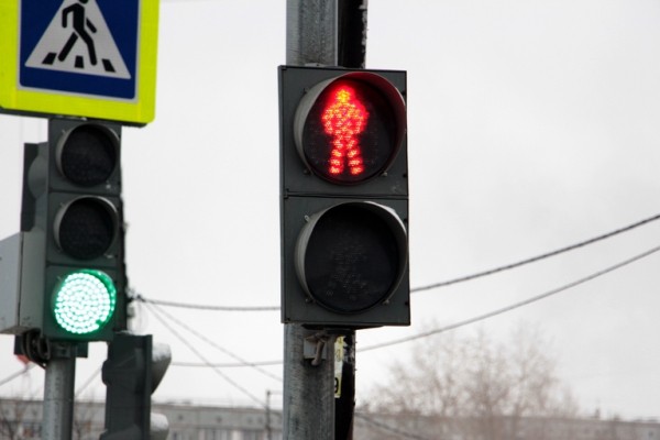 
									На оживленном перекрестке в Омске по-новому заработал светофор 