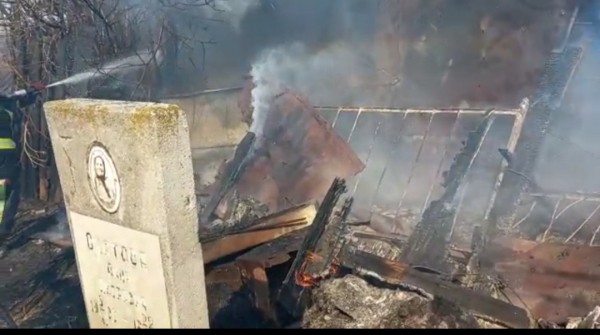 В Омске на кладбище произошел крупный пожар
В Омске на кладбище произошел крупный пожар