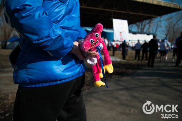 Омские "Моржи" совершили праздничный заплыв Омские "Моржи" совершили праздничный заплыв