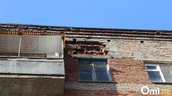 «Кирпичи летают, как птицы»: омичи – о разрушающейся пятиэтажке на проспекте Мира «Кирпичи летают, как птицы»: омичи – о разрушающейся пятиэтажке на проспекте Мира