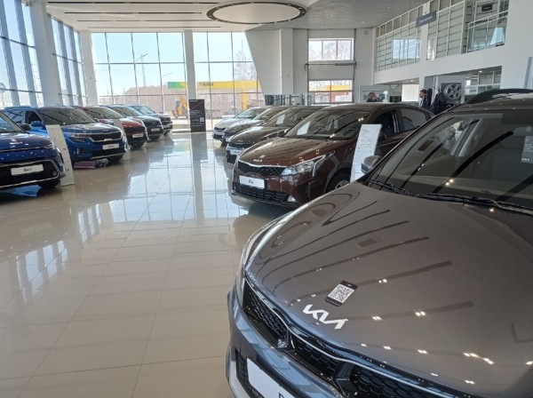 
									«Лада» за 2 млн и иномарка по цене трехкомнатной квартиры: что происходит с рынком новых авто в Омске? 