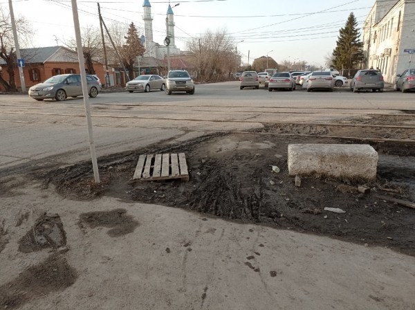 
									Потоп и мусор кругом: почему весной Омск такой грязный?    [ФОТО]  