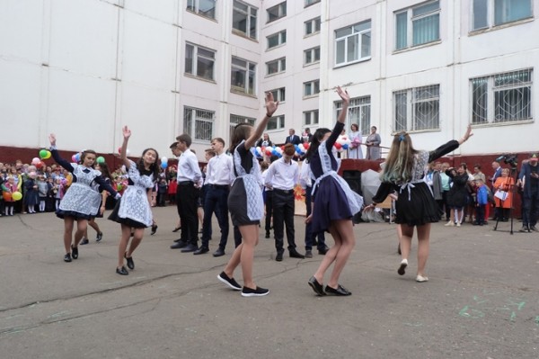 
									Названы даты выпускных вечеров в Омской области 