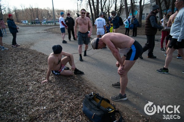 Омские "Моржи" совершили праздничный заплыв Омские "Моржи" совершили праздничный заплыв