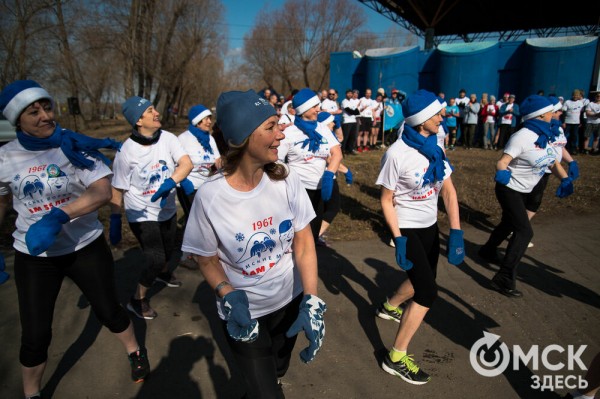 Омские "Моржи" совершили праздничный заплыв Омские "Моржи" совершили праздничный заплыв