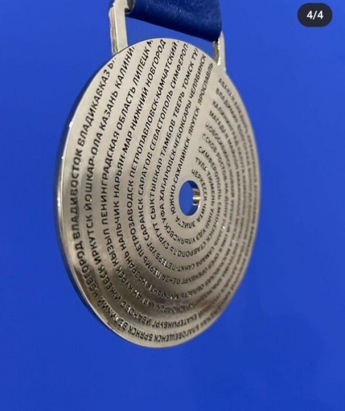 Организаторы омского Весеннего полумарафона показали медали