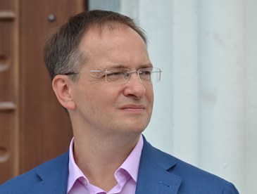 
									Российских школьников предложили обязать молиться и воспевать флаг 