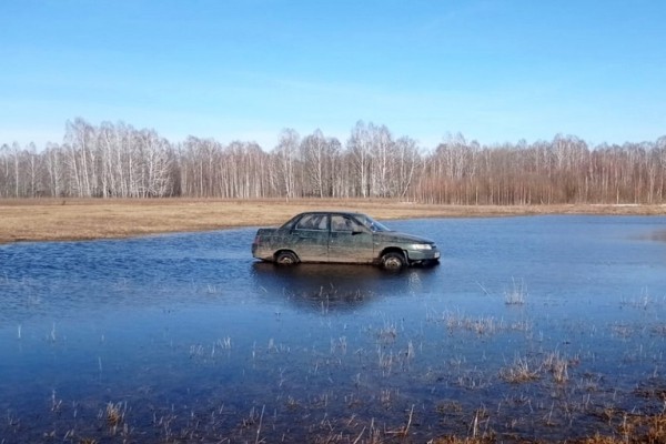 
									Отвергнутый житель омского села утопил машину возлюбленной в луже   [ФОТО]  