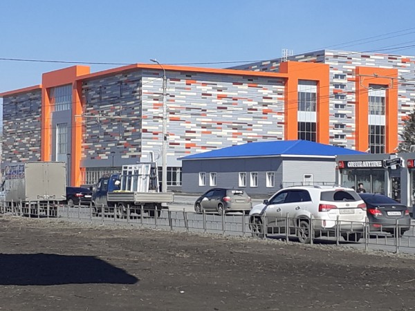 
									В Омске до сих пор не открыли ТЦ, ради которого вырубили часть парка   [ФОТО]  