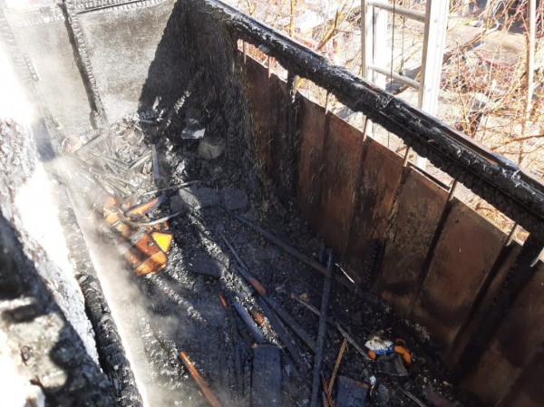 
									В омской пятиэтажке полностью выгорели балконы    [ФОТО]    