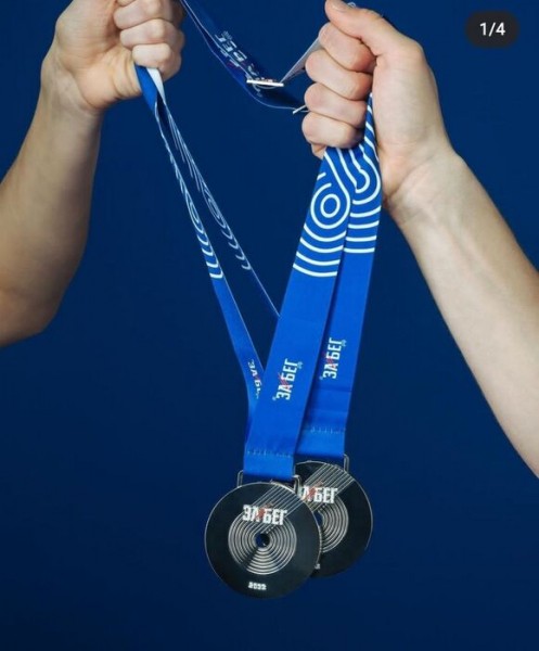 Организаторы омского Весеннего полумарафона показали медали