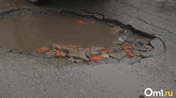 Могут пострадать дети! Гигантские ямы появились во дворе Ленинского района Новосибирска