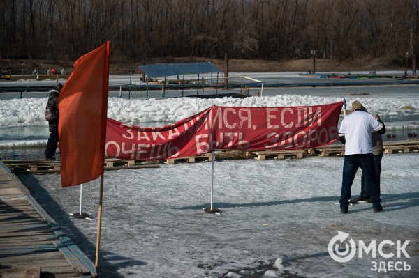 Омские "Моржи" совершили праздничный заплыв Омские "Моржи" совершили праздничный заплыв