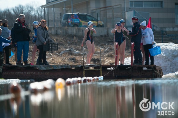 Омские "Моржи" совершили праздничный заплыв Омские "Моржи" совершили праздничный заплыв