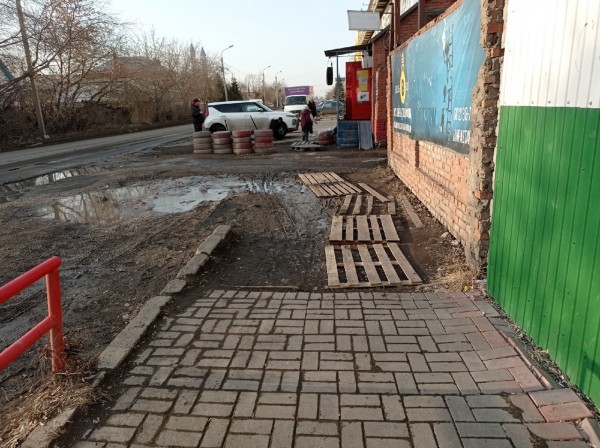 
									Потоп и мусор кругом: почему весной Омск такой грязный?    [ФОТО]  