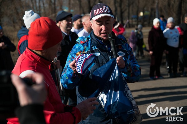 Омские "Моржи" совершили праздничный заплыв Омские "Моржи" совершили праздничный заплыв
