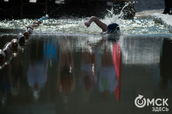 Омские "Моржи" совершили праздничный заплыв Омские "Моржи" совершили праздничный заплыв