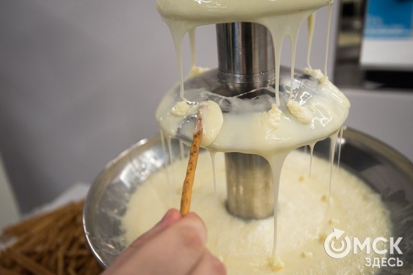 Омское предприятие изготовило гигантскую банку варёной сгущёнки