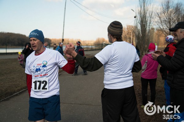 Омские "Моржи" совершили праздничный заплыв Омские "Моржи" совершили праздничный заплыв