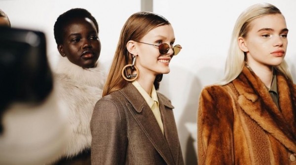 Омская модель снялась в самом длинном фото в истории моды