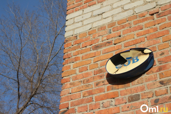 «Кирпичи летают, как птицы»: омичи – о разрушающейся пятиэтажке на проспекте Мира «Кирпичи летают, как птицы»: омичи – о разрушающейся пятиэтажке на проспекте Мира