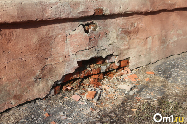 «Кирпичи летают, как птицы»: омичи – о разрушающейся пятиэтажке на проспекте Мира «Кирпичи летают, как птицы»: омичи – о разрушающейся пятиэтажке на проспекте Мира