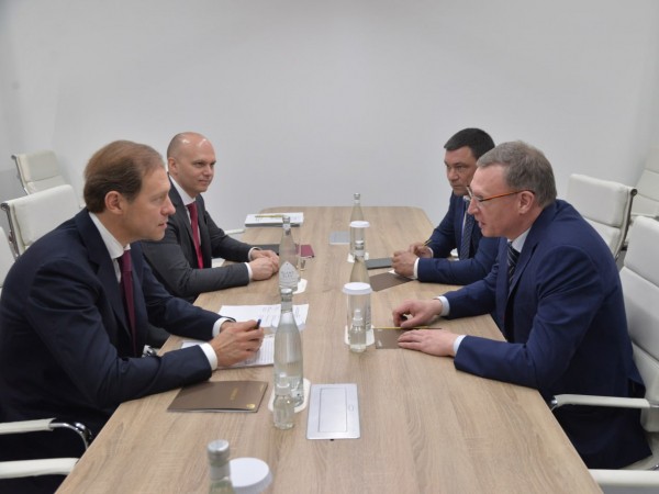 
									Бурков предложил Мантурову создать в Омске новые производства 