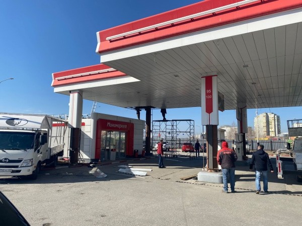 Незаконную заправку на Левобережье Омска все-таки начали сносить   [ФОТО]  