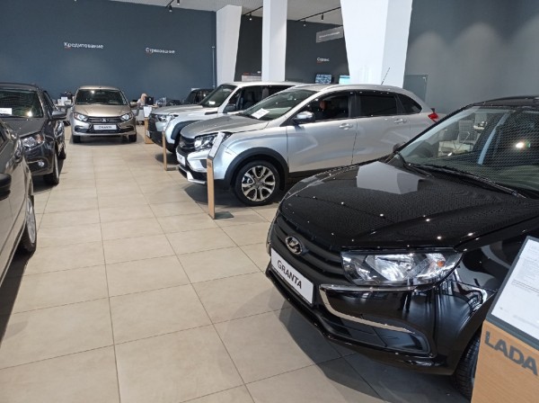 
									«Лада» за 2 млн и иномарка по цене трехкомнатной квартиры: что происходит с рынком новых авто в Омске? 