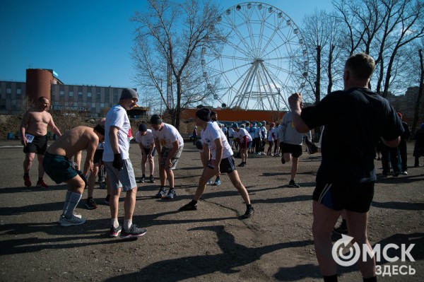 Омские "Моржи" совершили праздничный заплыв Омские "Моржи" совершили праздничный заплыв