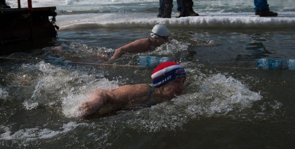Омские "Моржи" совершили праздничный заплыв Омские "Моржи" совершили праздничный заплыв