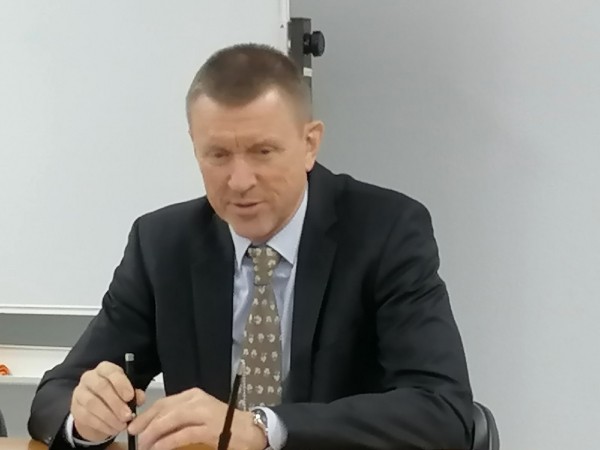 
									Журналистам показали самолет, который будет базироваться в Омске   [ФОТО]  